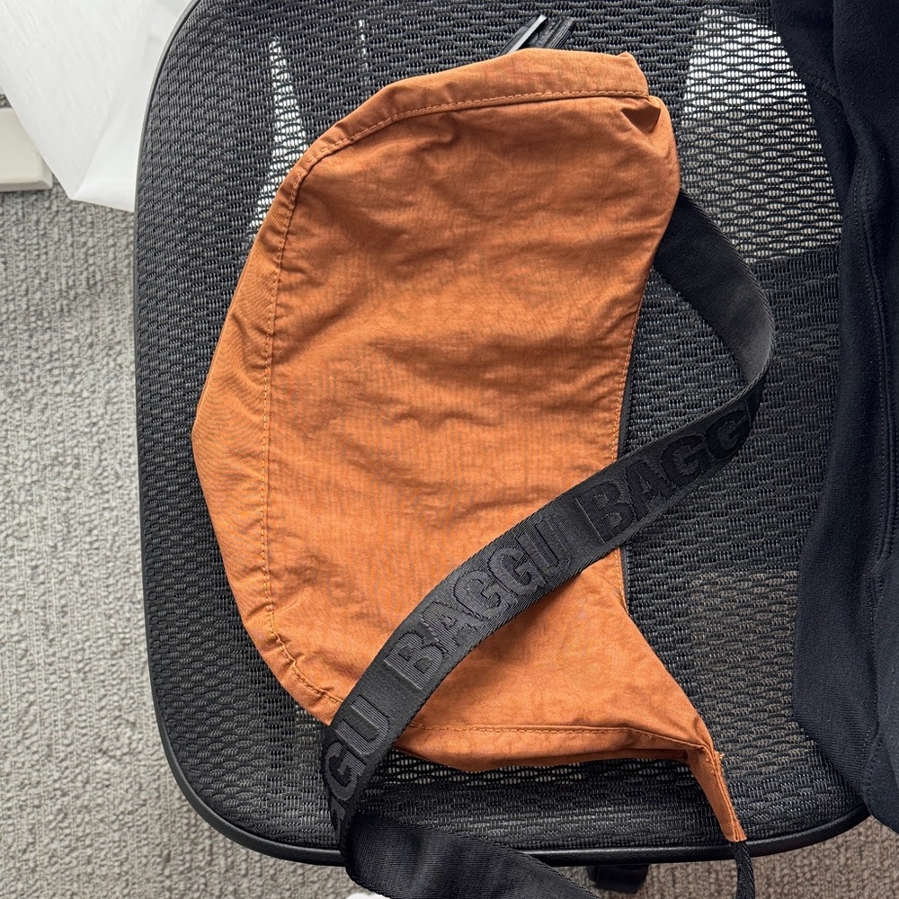 BAGGU duck brown Crossbody Bag with Black Strap - Picture 2 of 4